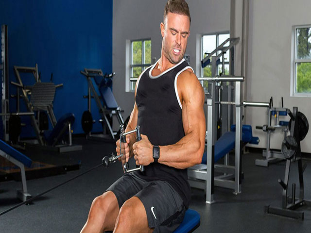 مرد بدنساز در حال تمرین عضلات بازو 