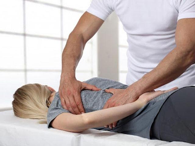 ماساژوی که قسمت بالایی کمر را ماساژ می دهد