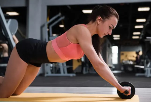 حرکت چرخ شکم روی زانو