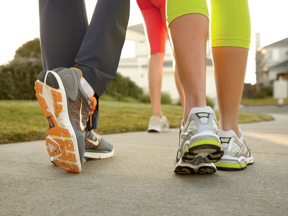 پیاده روی چند ورزشکار با کفش های مناسب پیاده روی
