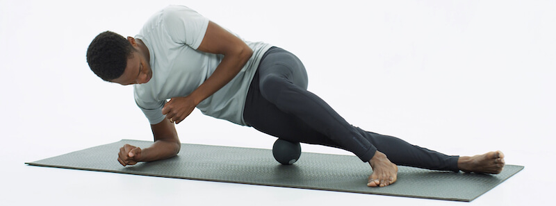 مردی در حال ریکاوری با توپ ماساژ