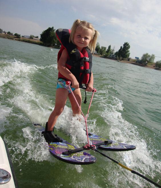 کودکی در حال انجام اسکی روی آب (ورزش آبی)